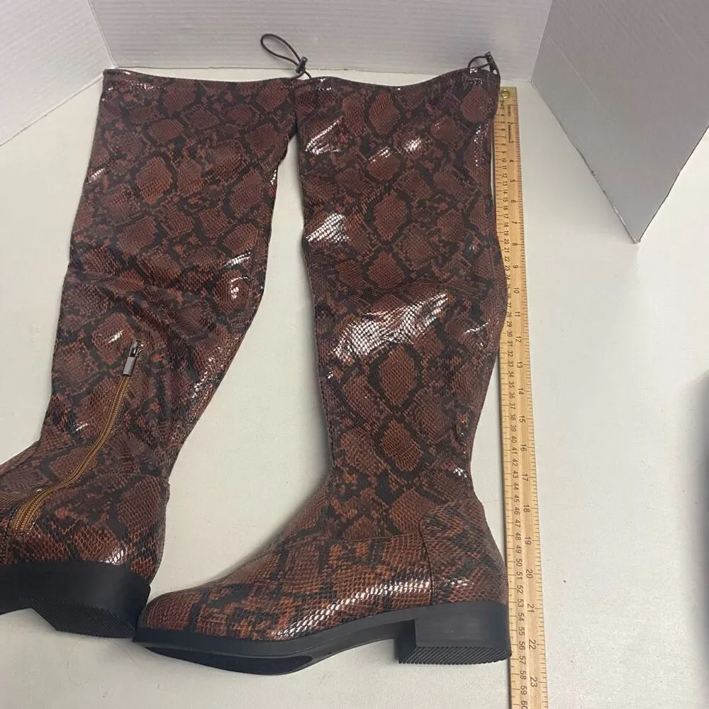 SHOEDAZZLE Women’s Knee Boots Reena Snake Design Beown Size 8 Zipper Closure NEW